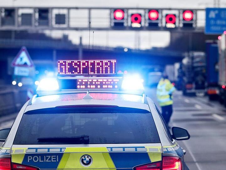 Auf einem Polizeifahrzeug leuchtet die Aufschrift "Gesperrt". Foto: David Young/dpa/Symbolbild