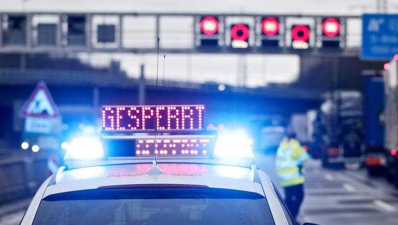 Auf einem Polizeifahrzeug leuchtet die Aufschrift "Gesperrt". Foto: David Young/dpa/Symbolbild Auf einem Polizeifahrzeug leuchtet die Aufschrift "Gesperrt". Foto: David Young/dpa/Symbolbild