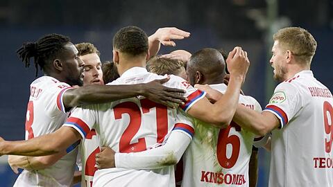Die Spieler des Hamburger SV feiern einen weiteren Treffer gegen den VfL Osnabrück.