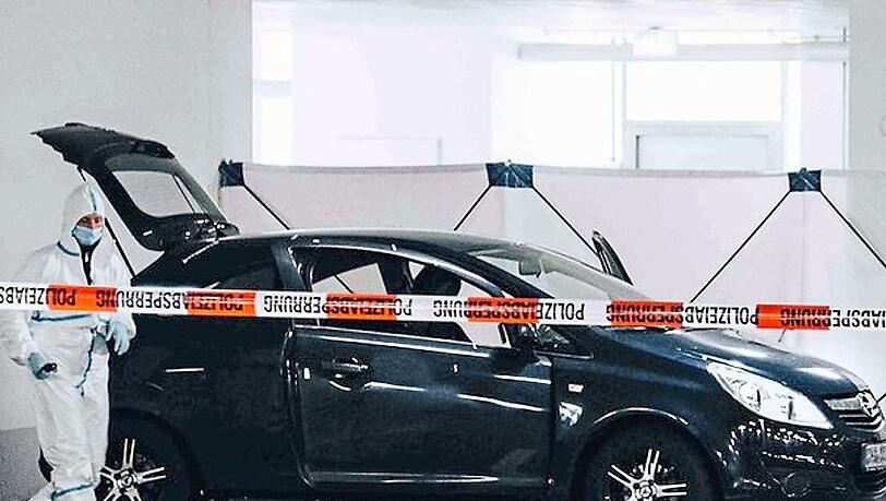Der Pkw. in dem die Tote lag. Passanten hatten der Polizei das zerschlagene Seitenfenster des Autos gemeldet.