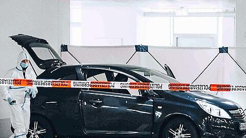 Der Pkw. in dem die Tote lag. Passanten hatten der Polizei das zerschlagene Seitenfenster des Autos gemeldet.