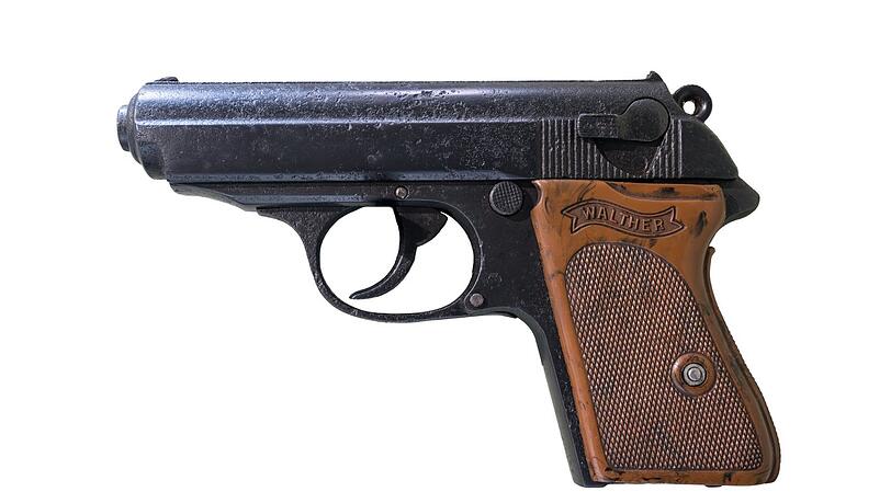 Als der verwirrte Rentner durchsucht wurden, fanden die Polizisten eine nicht geladene, aber scharfe Pistole vom Typ Walther PPK, ähnlich wie hier im Bild gezeigt, sowie die passende Munition dazu.