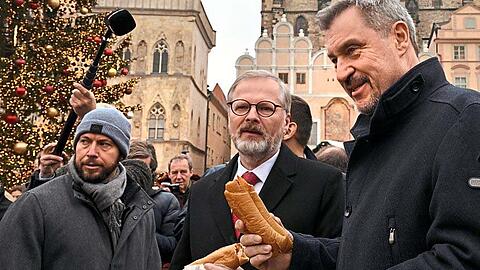 Wurstprobe: Söder (r.) mit Fiala (M.) auf einem Weihnachtsmarkt in Prag.