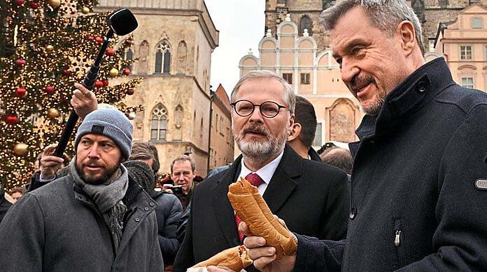 Wurstprobe: Söder (r.) mit Fiala (M.) auf einem Weihnachtsmarkt in Prag.