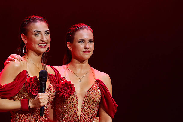 Ekaterina Leonova und Mariia Maksina sind Kolleginnen und enge Freundinnen. Ekaterina Leonova und Mariia Maksina sind Kolleginnen und enge Freundinnen.