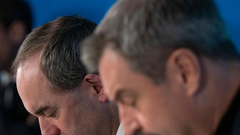 Es ist ernst: Finden Hubert Aiwanger und Markus Söder eine Lösung im Schulden-Streit? (Archivbild)