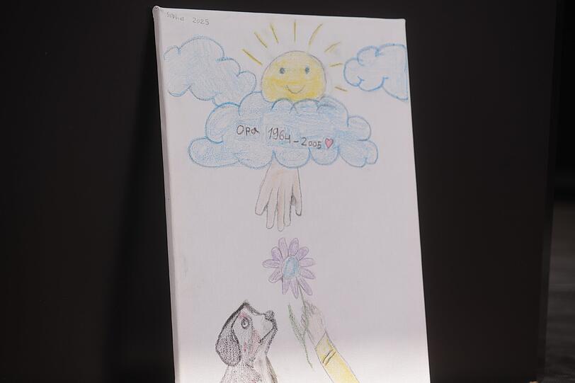 Eine Blume als Geschenk: Die Enkelin von Theodoros Boulgarides hat für ihren Opa gemalt. Eine Blume als Geschenk: Die Enkelin von Theodoros Boulgarides hat für ihren Opa gemalt.