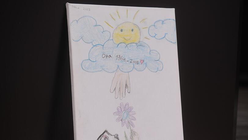 Eine Blume als Geschenk: Die Enkelin von Theodoros Boulgarides hat für ihren Opa gemalt.