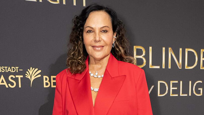 Natascha Ochsenknecht zeigt sich mit wilder Locken-Mähne bei der Premiere von "Blinded by Delight". Natascha Ochsenknecht zeigt sich mit wilder Locken-Mähne bei der Premiere von "Blinded by Delight".