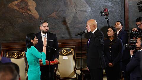 Die Nachfolgerin des von den USA festgenommenen Staatschefs Maduros, Rodr&iacute;guez, legte ihren Amtseid ab.