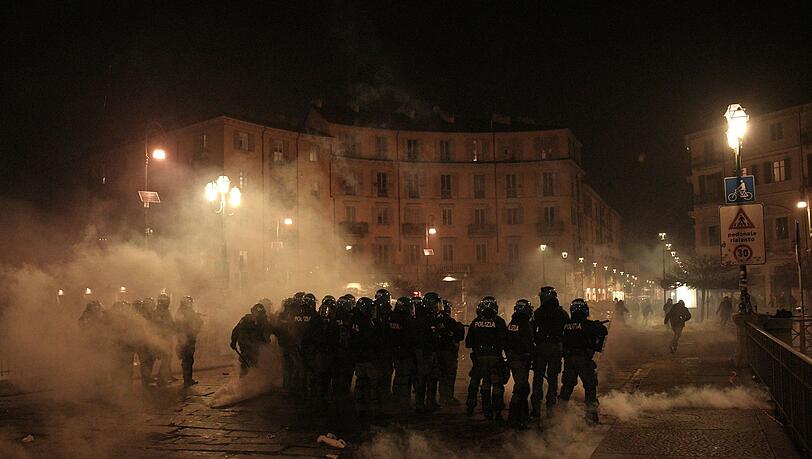 Mindestens elf Polizisten wurden bei den Krawallen verletzt.