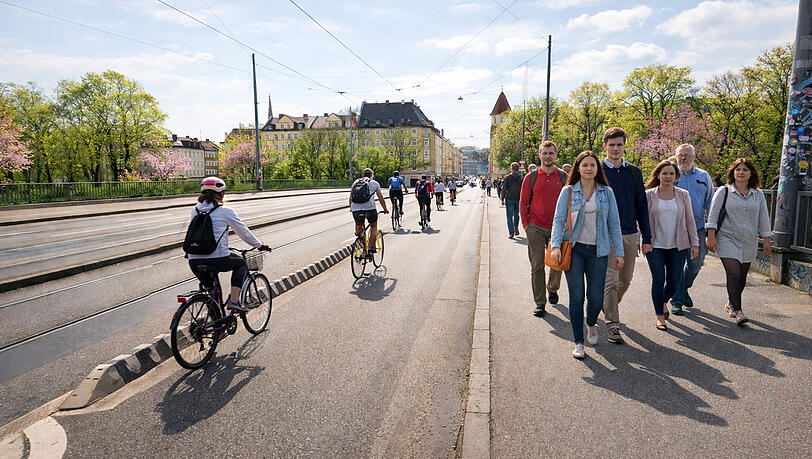 Die Südseite der Reichenbachbrücke, Blick Richtung Au: So könnte die Aufteilung mit einem neuen Fahrradweg auf der Fahrbahn aussehen. Die Südseite der Reichenbachbrücke, Blick Richtung Au: So könnte die Aufteilung mit einem neuen Fahrradweg auf der Fahrbahn aussehen.