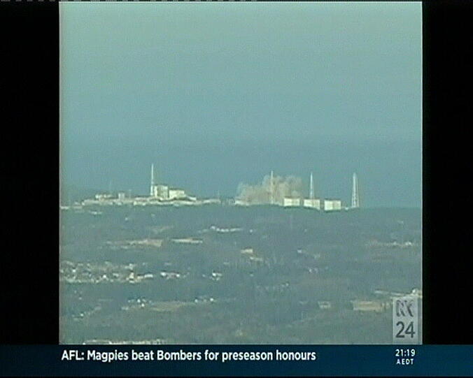 Bei einer Explosion in der japanischen
Atomanlage Fukushima-Daiichi ist das Reaktorgebäude zerstört worden.
Menschen im Umkreis von zehn Kilometern sollten sich schnell in
Sicherheit bringen, sagte Regierungssprecher Yukio Edano am Samstag.
Die Behörden befürchten, in der Atomanlage könnte es zu einer
Kernschmelze kommen.