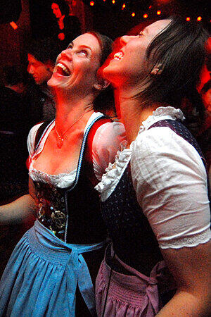 Das ist auch wichtig, denn zur Wiesn-Zeit ist das Dirndl längst auch beim abendlichen Clubbing salonfähig geworden.