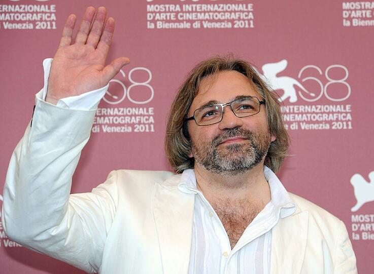 Auch der russische Dokumentarfilm-Regisseur Victor Kossakovsky ("Russia from My Window") ist nach Venedig gersiet und winkt seinen Fans.