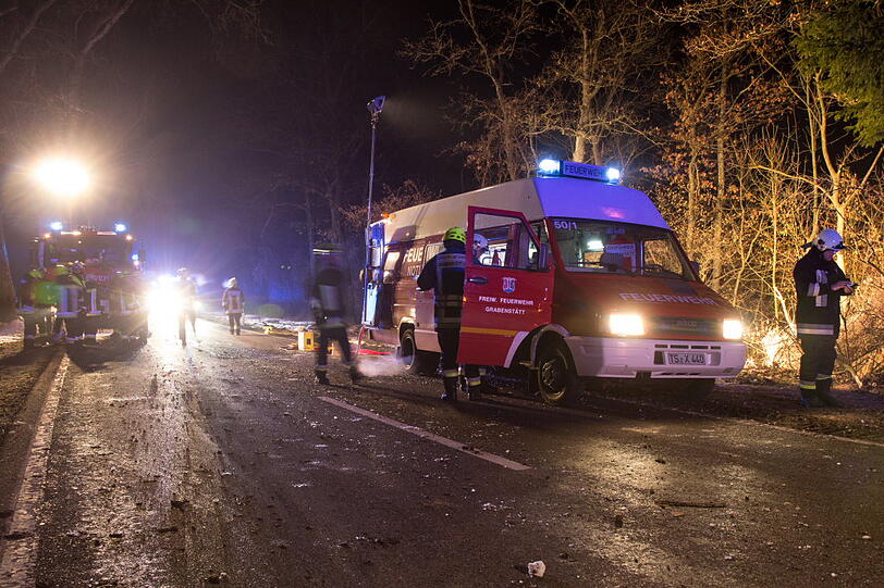 Tödlicher Unfall am Chiemsee. Ein Auto prallt gegen einen Baum. Der Beifahrer stirbt. Die Bilder von der Unfallstelle.
