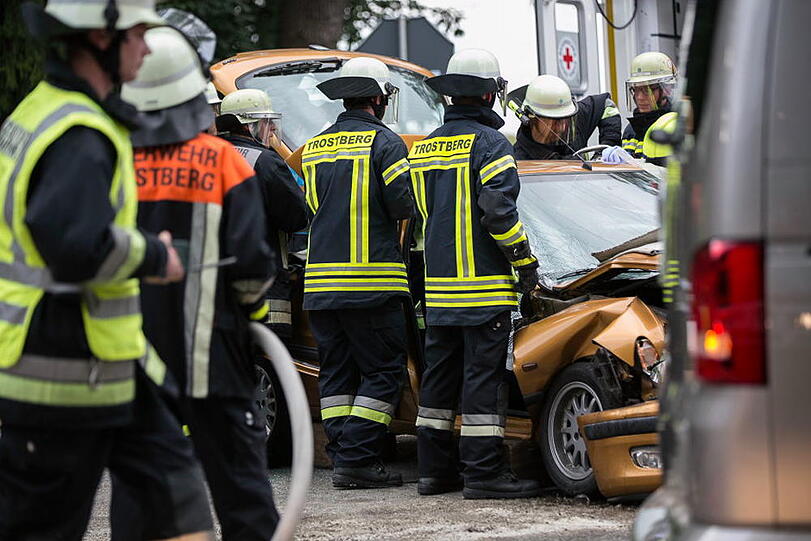 Schwerer Unfall an einer Kreuzung bei Trostberg. Die Bilder vom Feuerwehreinsatz.