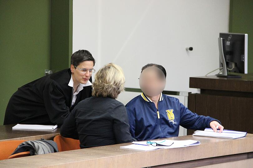 Schlug 14 mal in München zu: Serieneinbrecher Tamas M. mit Anwältin und Dolmetscherin.