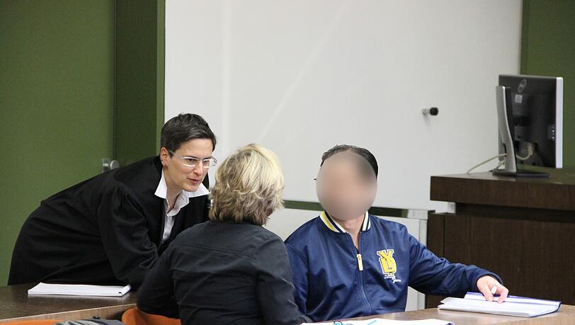 Schlug 14 mal in München zu: Serieneinbrecher Tamas M. mit Anwältin und Dolmetscherin. Schlug 14 mal in München zu: Serieneinbrecher Tamas M. mit Anwältin und Dolmetscherin.