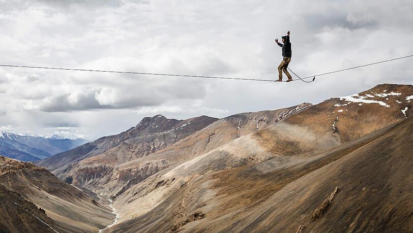 Irre Bilder: Ein ungarischer Extremsportler balanciert in mehr als 5000 Metern Höhe über ein Seil. Die Bilder! Irre Bilder: Ein ungarischer Extremsportler balanciert in mehr als 5000 Metern Höhe über ein Seil. Die Bilder!