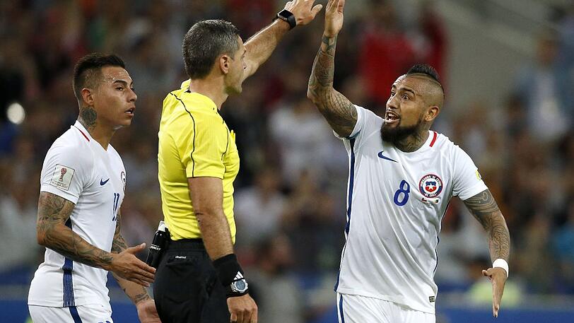 Arturo Vidal versteht die Welt nicht mehr. Der Videobeweis beim Confed Cup sorgt für Diskussionen.