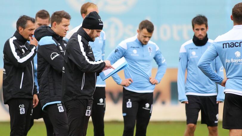 Klare Ansagen: Coach Daniel Bierofka (li.) im Training des TSV 1860.