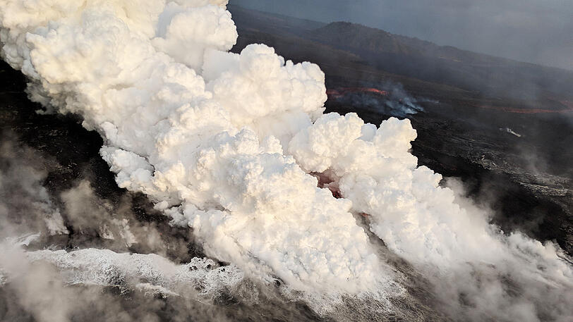 Der Vulkan Kilauea auf Hawaii spuckt Lava und Asche. Bewohner wollen jetzt auch grüne Edelsteine vom Himmel fallen sehen.