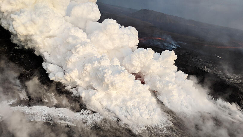 Der Vulkan Kilauea auf Hawaii spuckt Lava und Asche. Bewohner wollen jetzt auch grüne Edelsteine vom Himmel fallen sehen. Der Vulkan Kilauea auf Hawaii spuckt Lava und Asche. Bewohner wollen jetzt auch grüne Edelsteine vom Himmel fallen sehen.