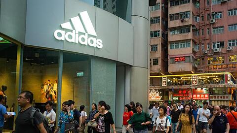 Adidas Geschäft in Hong Kong. Foto: Gregor Fischer/dpa/Archivbild