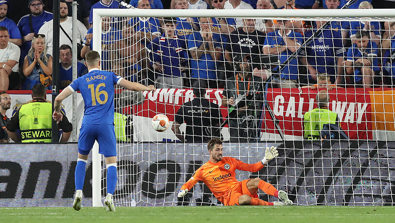 Trapp pariert den Elfer von Aaron Ramsey. Trapp pariert den Elfer von Aaron Ramsey.