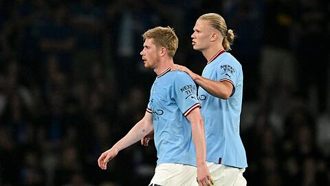 Kevin De Bruyne (l) wird bei seiner verletzungsbedingten Auswechslung von Erling Haaland getr&ouml;stet.