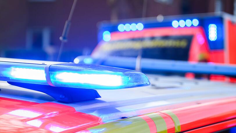 Eine Frau ist durch eine Lichtkuppel gefallen und schwer verletzt worden. (Symbolbild)