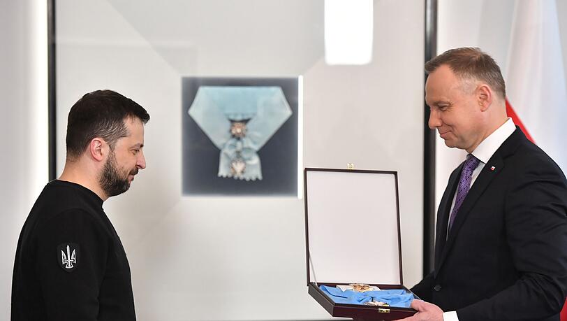 Der damalige Präsident Andrzej Duda hatten Selenskyj den Orden vor drei Jahren überreicht. (Archivbild) Der damalige Präsident Andrzej Duda hatten Selenskyj den Orden vor drei Jahren überreicht. (Archivbild)