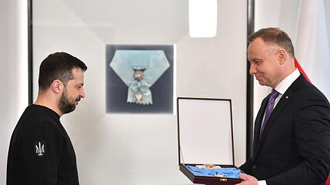 Der damalige Pr&auml;sident Andrzej Duda hatten Selenskyj den Orden vor drei Jahren &uuml;berreicht. (Archivbild)