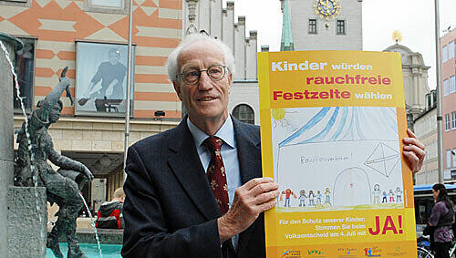 Friedrich Wiebel, Vorsitzender des Ärztlichen Arbeitskreises Rauchen und Gesundheit e.V., präsentiert das neue Plakat für das Rauchverbot Friedrich Wiebel, Vorsitzender des Ärztlichen Arbeitskreises Rauchen und Gesundheit e.V., präsentiert das neue Plakat für das Rauchverbot