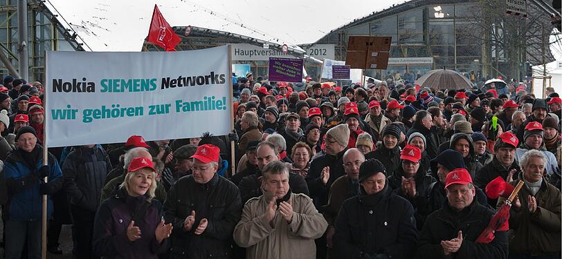 Hunderte Beschäftigte von Nokia Siemens
Networks (NSN) und Osram haben am Dienstag in München vor der
Hauptversammlung von Siemens demonstriert.