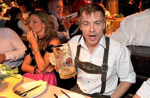 Comedian Michael Mittermeier genießt in Lederhosen seine Maß.