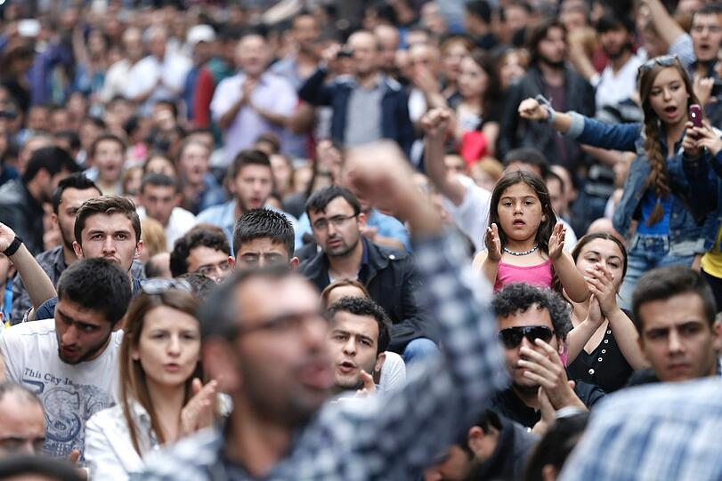 Tränengas, Wasserwerfer und Gummigeschosse - Sehen Sie hier weitere Bilder aus der Türkei.