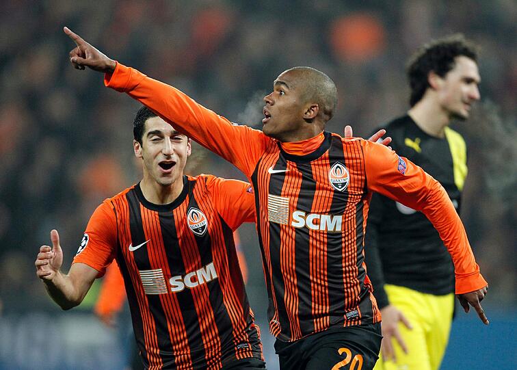 Kennen sich noch aus ihrer Zeit bei Schachtjor Donezk: Henrikh Mkhitaryan und Douglas Costa (Archivbild von 2013)
