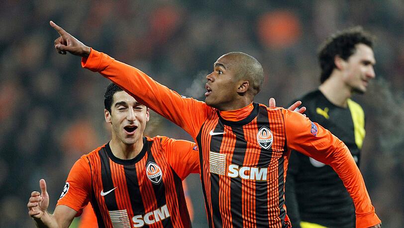 Kennen sich noch aus ihrer Zeit bei Schachtjor Donezk: Henrikh Mkhitaryan und Douglas Costa (Archivbild von 2013) Kennen sich noch aus ihrer Zeit bei Schachtjor Donezk: Henrikh Mkhitaryan und Douglas Costa (Archivbild von 2013)