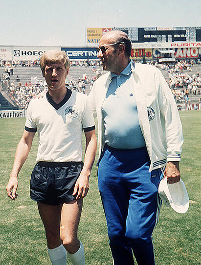 7. Juni 1970: Bundestrainer Helmut Schön (r) im Gespräch mit Nationalspieler Klaus Fichtel während der WM 1970 in Mexiko.