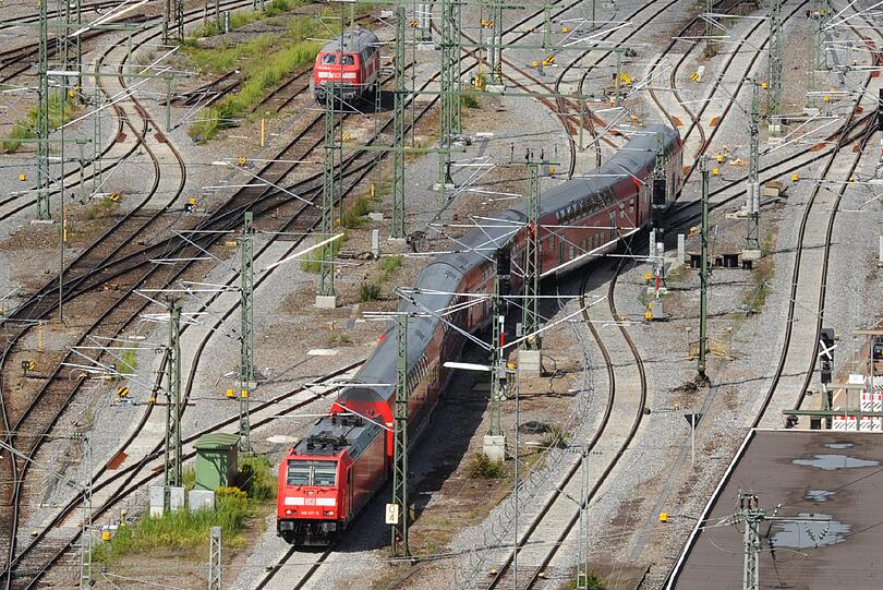 Unpünktliche Züge könnten Bahn-Chef Rüdiger Grube einem Bericht zufolge in Zukunft Geld kosten.