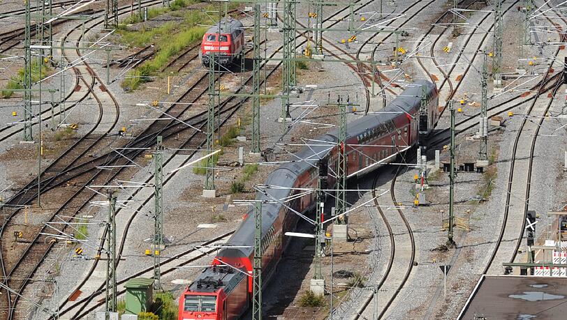 Unpünktliche Züge könnten Bahn-Chef Rüdiger Grube einem Bericht zufolge in Zukunft Geld kosten. Unpünktliche Züge könnten Bahn-Chef Rüdiger Grube einem Bericht zufolge in Zukunft Geld kosten.