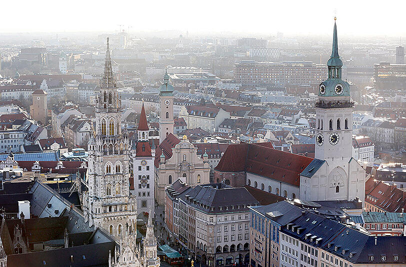 Das Bergl in der City: Rund vier Meter hoch ist die Anhöhe in der Altstadtterrasse, auf der Münchens älteste Pfarrkirche steht: das Petersbergl mit dem Alten Peter. Der Turm mit seiner Aussicht ist ein Klassiker, unterhalb des Bergls lockt der Viktualienmarkt und quasi aus dem Bergl heraus verkaufen die Metzger am traditionellen Standort ihres Gewerbes ihre Schmankerl.