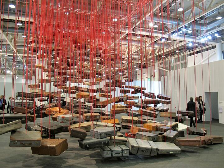 Die schwebenden Koffer von Chiharu Shiota.