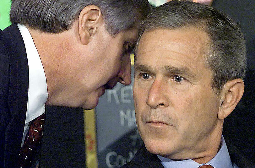 US-Präsident George W. Bush wird darüber informiert, dass ein zweites Flugzeug das WTC getroffen hat.