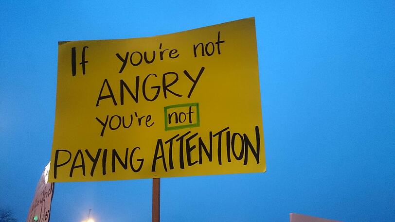 Titel des Plakats: "If you're not angry, you're not paying attention"
