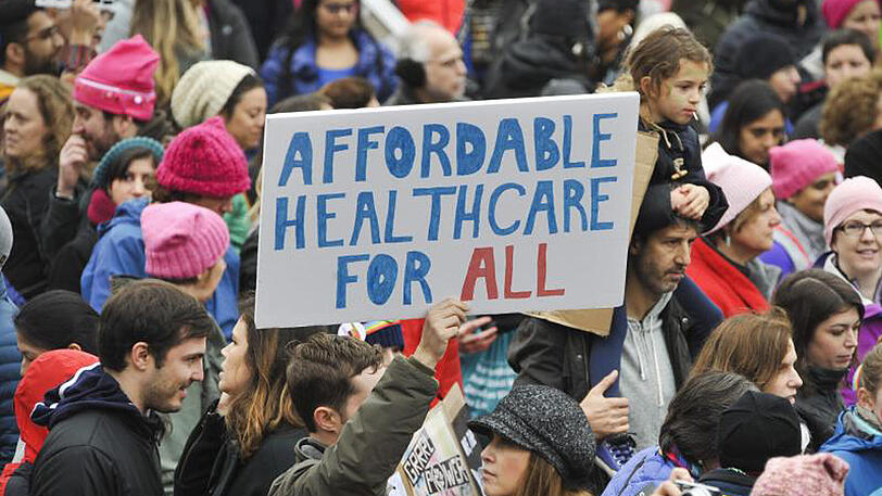 Zehntausende fordern bei einer Anti-Trump-Kundgebung in Washington "bezahlbare Gesundheitsvorsorge für alle".