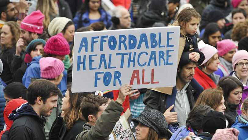 Zehntausende fordern bei einer Anti-Trump-Kundgebung in Washington "bezahlbare Gesundheitsvorsorge für alle". Zehntausende fordern bei einer Anti-Trump-Kundgebung in Washington "bezahlbare Gesundheitsvorsorge für alle".