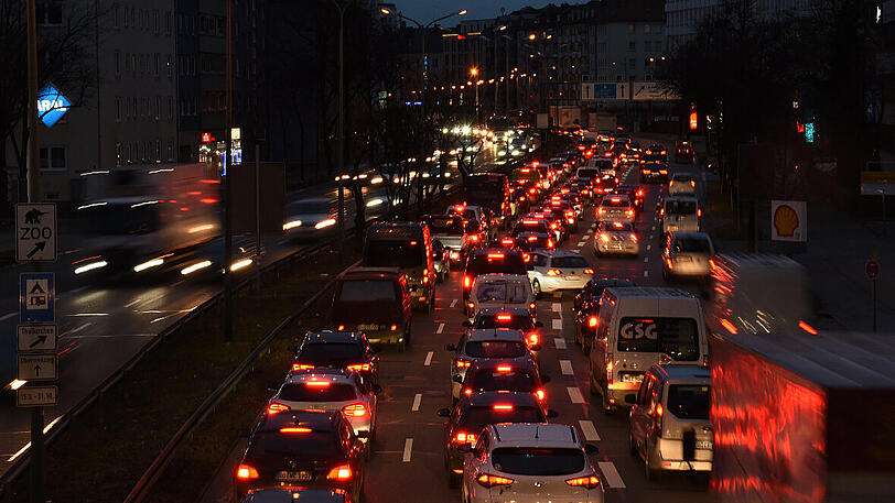 Stau am Mittleren Ring in München.
